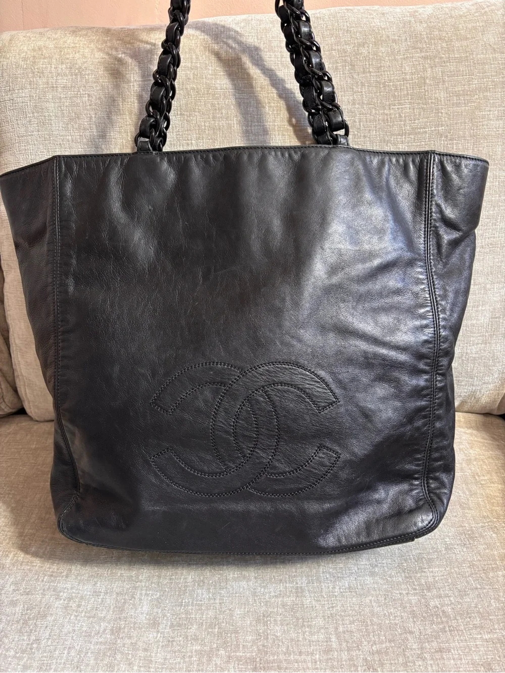 Authentic CHANEL black leather Bekko chain tote